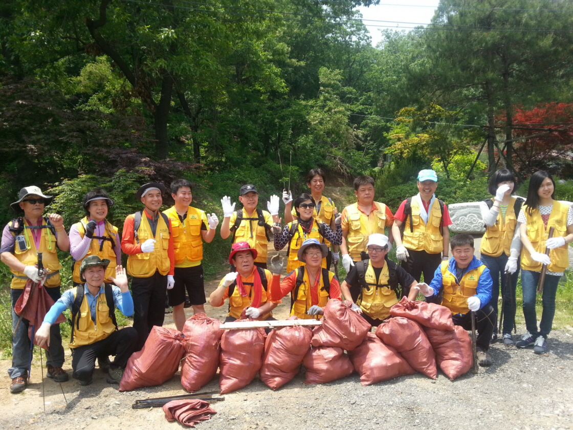 등산로 주변 누비며 쓰레기 줍는다 < 사회 < 종합 < 기사본문 - 경인매일