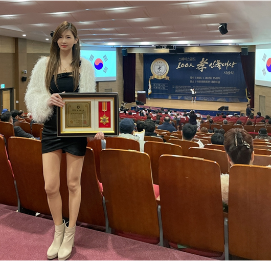 미시즈모델 이율리아가 수상후 포즈를 취하고 있다.(사진제공 =스페이스골드월드 페스티벌조직위원회)