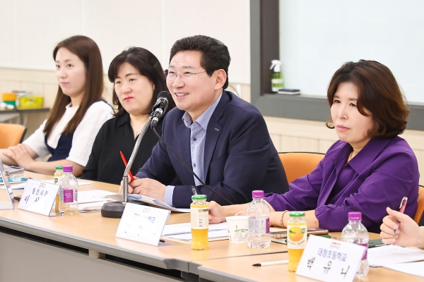 이상일 용인특례시장, 지역 26개 <b>초등학교</b> 학부모회장들과 만나 교육환...