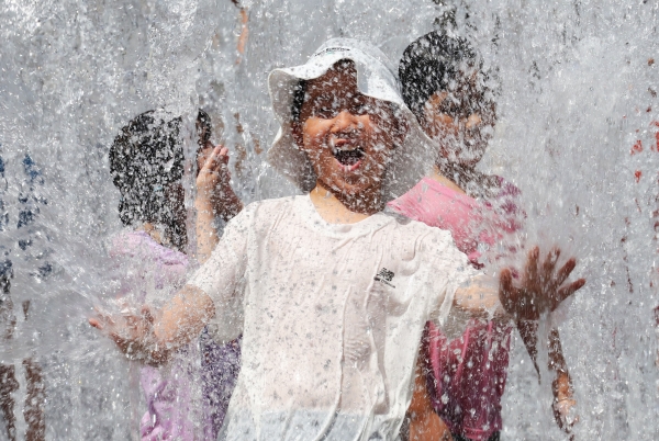 서울이 연속 열대야 일수 ‘역대 1위’를 기록한 가운데, 16일 오후 폭염주의보 속 기온이 34도 가까이 치솟은 광화문광장 분수대를 찾은 어린이들이 물놀이로 더위를 식히고 있다. /뉴스핌