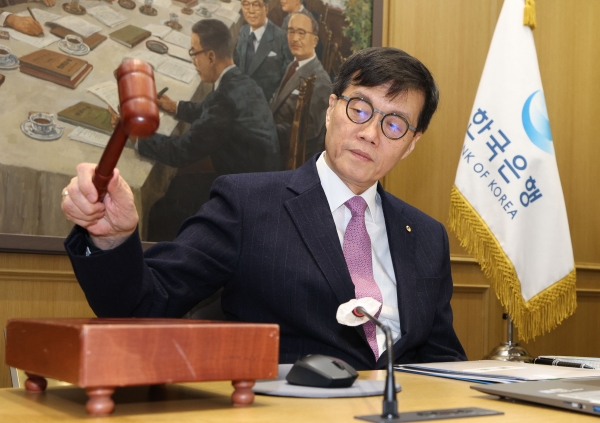 이창용 한국은행 총재가 16일 오전 서울 중구 한국은행에서 열린 금융통화위원회 본회의에서 의사봉을 두드리고 있다. /뉴스핌