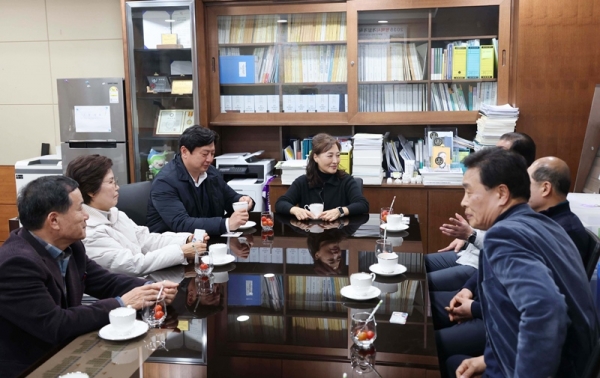시민들과 대화를 톤해 시정 애로를 청취하는 김명숙의원