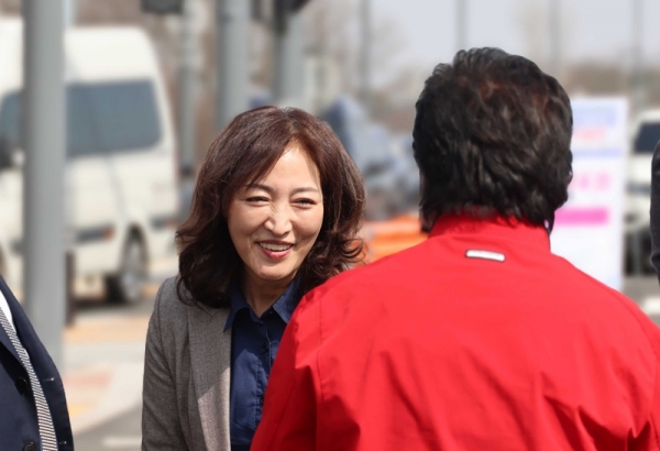 많은 현장 활동을 통해 시민과 대화를 나누는 김명숙의원