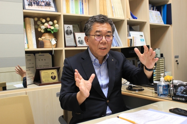 평택시 예산 낭비사례를 조목조목 설명하는 이윤하의원[사진=서인호 기자]