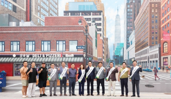 평택시 신장동관광특구를 홍보를 위한 캠페인에 참여한 이윤하 의원[경인매일DB]