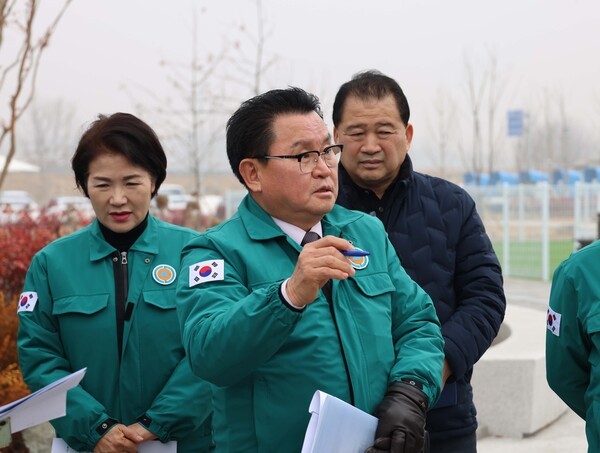 민원현장을 방문해 문제점을 지적하고있는 소남영의원(사진=평택시의회)