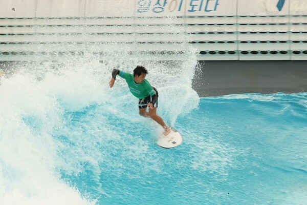 서핑 중인 선수들 [사진=시흥시]
