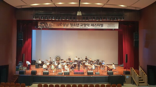 성남 청소년 교향악 페스티벌이 8월 22일 오후 7시 30분 성남아트센터에서 개막 공연을 시작으로 9월 27일까지 지역 곳곳에서 총 10차례 열린다.