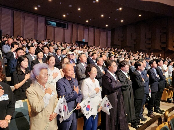 ▲8월15일 오전 경기아트세트 대극장에서 광복 80주년 광복절 경축식에서 내빈들이 국민의레를 하고 있는 모습[사진=최승곤기자]