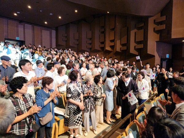 ▲약 300여명의 참석자들이 행사장이 입장하는 김동연 지사를 맞이 하고 있다. [사진=최승곤기자]