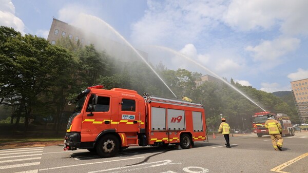 을지연습 실제 훈련 중 발생한 가상 화재 상황을 진압하고 있다.(사진=과천시)