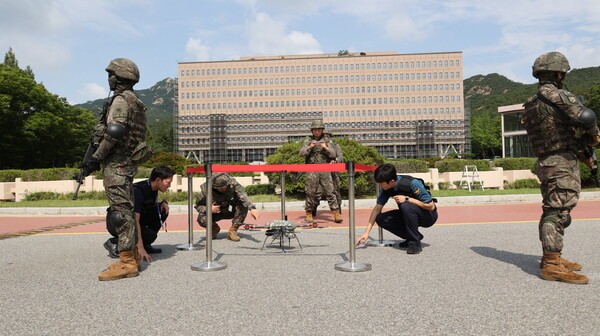 을지연습 실제 훈련 중 드론 공격에 대응하고 있다.(사진=과천시)
