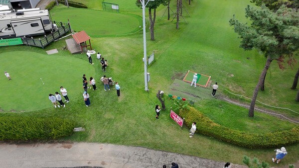 ▲학부모들의 열띤 응원속에 선수들이 경기를 진행하고 있는 모습 [사진=김도윤기자]