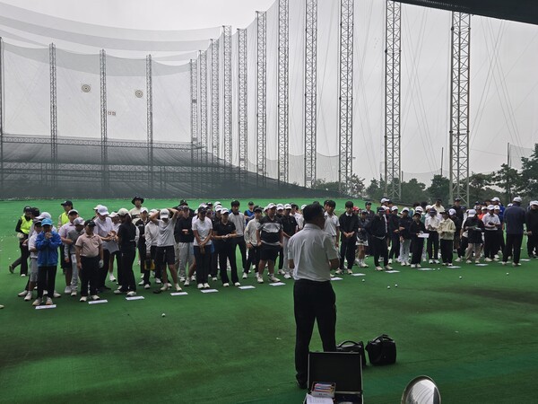 ▲한국청소년골프협회 김창연 회장이 경기 시작전 진행방식에 대해 설명하고 있다. [사진=김도윤기자]