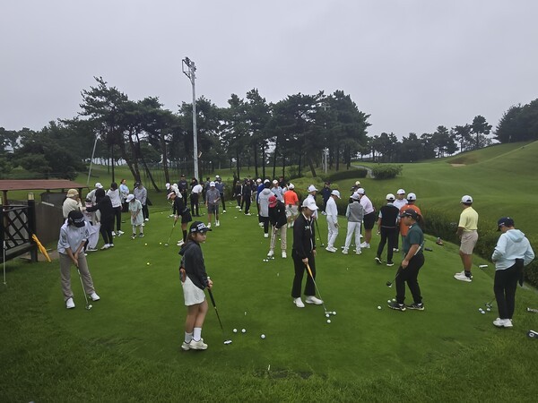 ▲대회시작에 앞서 연습장에서 선수들이 퍼팅연습을 하고 있다. [사진=김도윤기자]