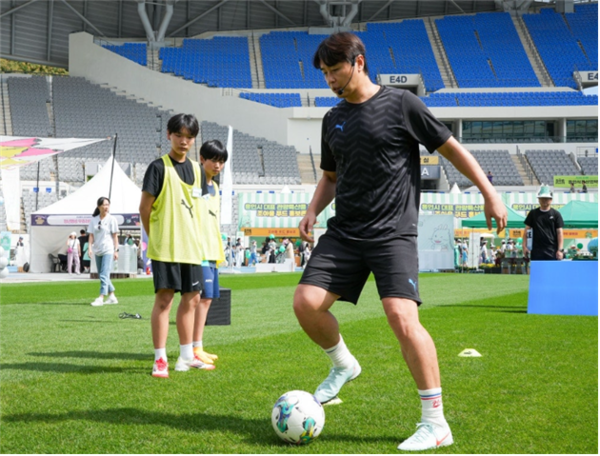 프로구단 창단을 앞둔 용인시 시민프로축구단이 지역 대표 행사에서 시민들과 호흡하며 축구를 매개로 한 소통에 나섰다. 