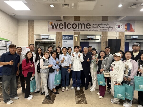 나사렛국제병원이 한·몽 의료 교류 활성화를 위해 몽골 단체 여행객을 대상으로 의료관광 투어를 실시했다. 지난 30일, 나사렛국제병원 본관에서 몽골 여행객 20명이 구강검진, 기초검사부터 다양한 정밀검사까지 개인 종합검진 의료관광 패키지 투어를 진행했다. /나사렛국제병원
