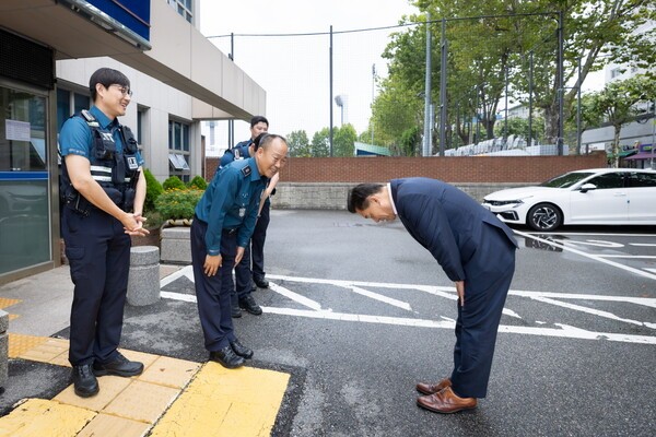 이재준 수원시장이 추석 연휴 중에도 쉬지 않고 일하는 현장 근무자들을 찾아 감사 인사를 전했다./수원시