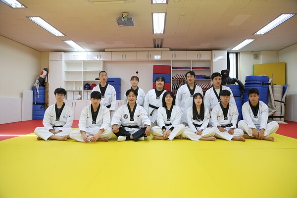 신안산대학교 경호무도학과 학생들이 신안산대학교 공학관에서 겨루기 훈련에 나섰다.