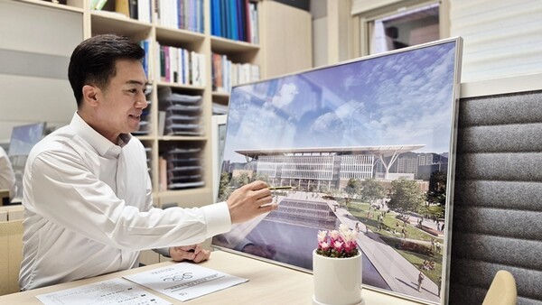 정일구 의원이 새로 건립되는 평택시 행정타운에 대해 설명하고 있다(사진=평택시의회)