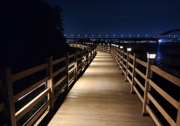 조명 설치로 운치를 더한 행주산성 수변누리길(사진=고양특례시)