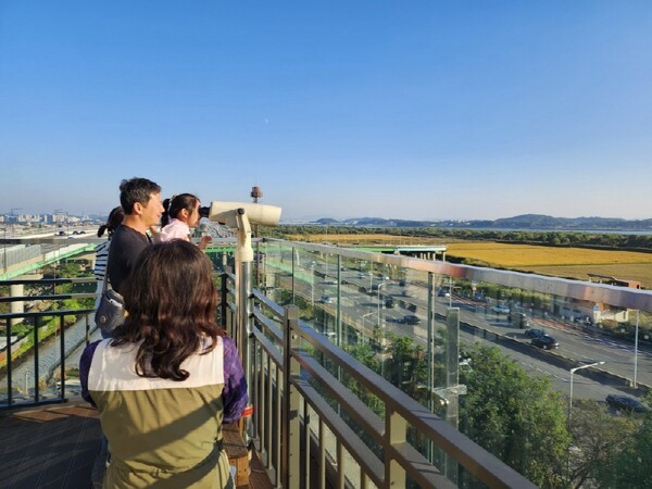 장항습지생태관 전망대에서 장항습지와 철새를 관찰하는 가족(사진=고양특례시)