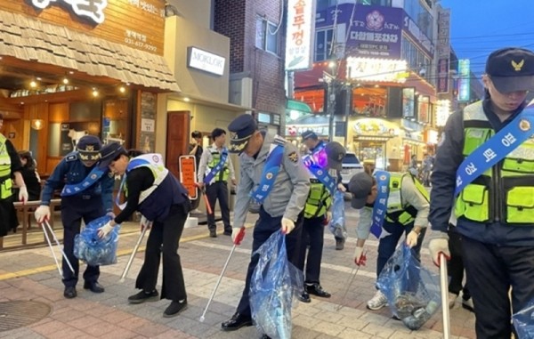 평택 변화가에 플로킹을 겸한 야간 순찰에 앞장선 평택경찰서 모습(경인매일D.B)