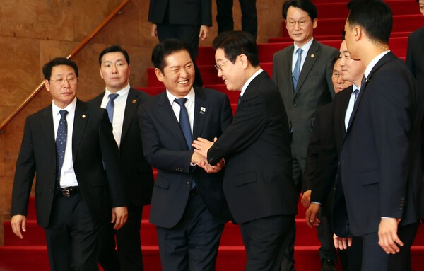 이재명 대통령이 4일 오전 국회에서 시정연설을 마친 뒤 국회를 떠나며 정청래 더불어민주당 대표와 악수를 하고 있다. /뉴스핌 