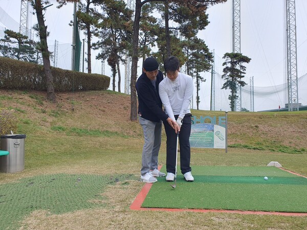 하온은 초등부 시절부터 박세리배, 충청남도지사배, JGAK 시리즈 등 굵직한 대회에서 여러 차례 우승과 입상을 기록하며 두각을 드러냈다.