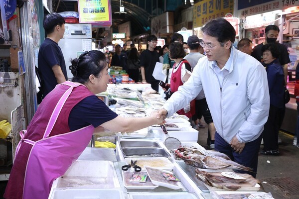 한가위 맞이 전통시장에 방문한 이동환 고양특례시장(사진=고양특례시)
