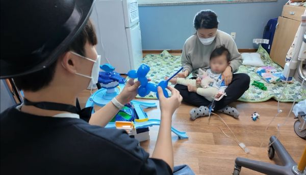 마술동아리 마피아가 소아병원 어린이를 대상으로 마술쇼를 펼치고 있다.(사진=시흥시)