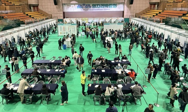 평택시 '<b>중장년</b>+경기도 5070 <b>일자리 박람회</b>' 성료