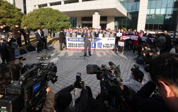 송언석 국민의힘 원내대표가 11일 오전 서울 서초구 대검찰청 앞에서 국민의힘이 개최한 검찰의 대장동 개발 비리사건 항소 포기와 관련 긴급 규탄대회에서 발언하고 있다. /뉴스핌 