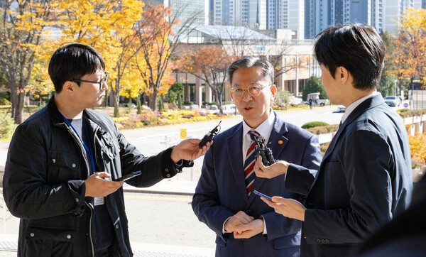 정성호 법무부 장관이 10일 오전 경기 과천시 법무부 청사로 출근하며 검찰의 대장동 '항소 포기'와 관련해 취재진 질문에 답변하고 있다 /뉴스핌 