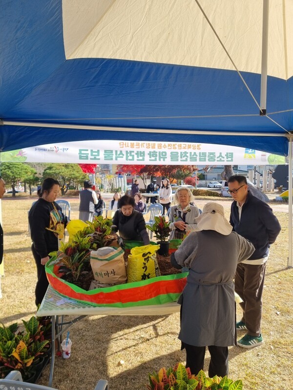 영양군은 2025 탄소중립 실천과 식물에 대한 이해를 높이기 위해 영양군민을 대상으로 반려식물 보급행사를 개최했다. 이번 행사는 경상북도환경연수원이 주관하고 힐링가든봉사단의 재능기부로 마련됐다.   /영양군 