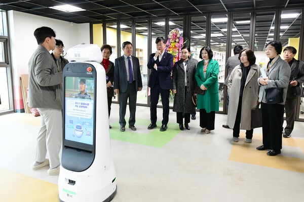 이민근 안산시장 원곡초등학교 교육 현장을 둘러보고 있다. [사진=안산시]
