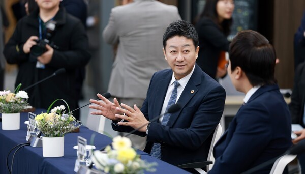 김진경 경기도의회 의장이 순국선열의 날을 맞아 독립운동가들의 희생을 기리며, 선열들의 정신을 오늘의 민주주의와 공동체 가치로 계승하겠다고 밝혔다.