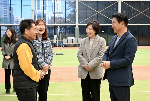 김동근 시장이 11월 17일 모두의운동장 개방 3주년 기념 간담회를 갖고 운동장 이용자와 소통하고 있다.(사진=의정부시)