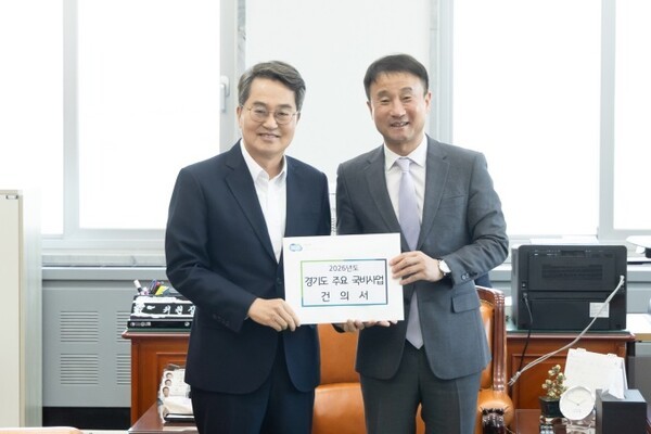 김동연지사가 국회 예결위 한병도 위원장을 만나 면담을 진행했다. [사진=경기도]