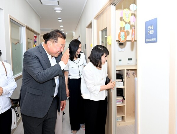 파주시의 최우선 과제는 공공보육 시설을 대폭 확대하는 것이다. 민선8기 출범 첫해만 해도 39개소에 불과했던 국공립어린이집이 3년만에 62개소로 늘어났다. 사진=물향기 시립 어린이집 방문 (2023. 05. 25)/파주시 제공
