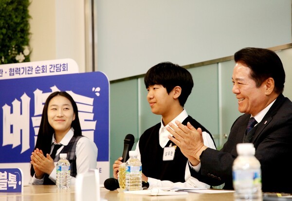 최대호 안양시장은 18일 안양시청소년재단과 함께한 '청소년의 꿈이 버블버블, 버블톡' 간담회를 소개하며 "청소년들의 참여와 목소리가 안양을 청소년 미래도시로 성장시키는 중요한 힘"이라고 강조했다. /최대호 안양시장 페이스북 