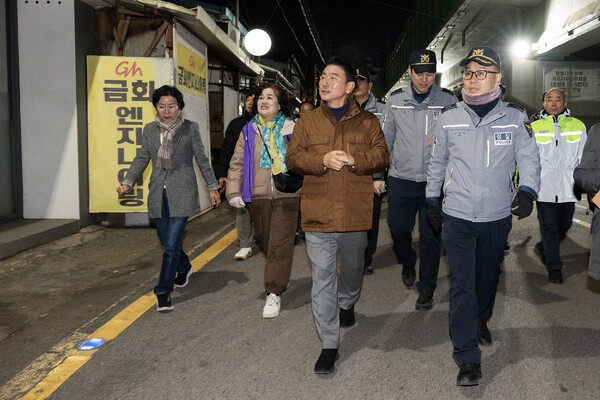 김동근 시장이 11월 19일 망월사역 인근 안심귀갓길 일대(약 400m 구간) 야간 합동 점검을 실시했다.(사진=의정부시)