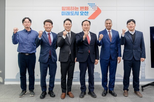 (왼쪽 두 번째부터) 오흥식 오산상공회의소 회장(엘오티배큠 대표이사), 박광선 어플라이드 머티어리얼즈 코리아 대표, 이권재 오산시장, 사티시 쿠푸라오 어플라이드 머티어리얼즈 반도체 운영 총괄 부사장 등이 오산시청에서 열린 간담회 직후 기념촬영을 하고 있다.(사진=오산시)