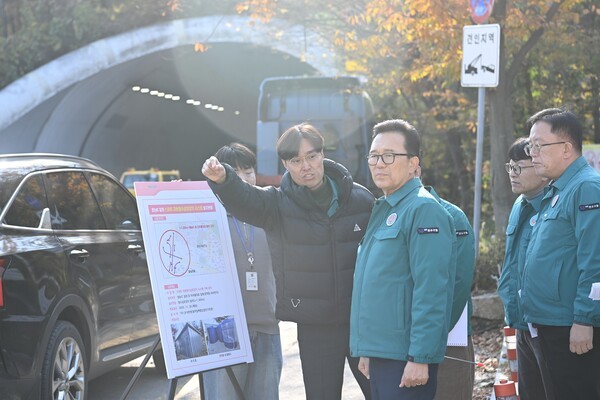 이재호 인천 연수구청장이   겨울철 자연 재난 대책 기간을 맞아 주요 재해 관련 시설물에 대한 현장 점검을 하고있다. 사진제공=인천연수구청