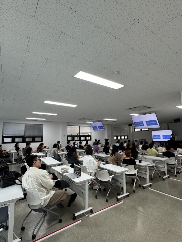 인베이더스쿨은 유튜브 채널 운영, AI 서비스 활용, 아마존 판매, 재건축·재개발 실무 등 현업 중심의 교육 콘텐츠에 집중하고 있다.