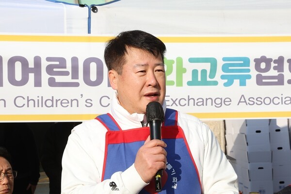 한·미사랑 김장김치 만들기 축제를 준비한 한미어린이문화교류협회 김수우 이사장.(사진=서인호 기자)