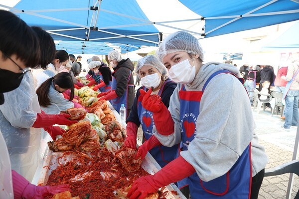 한국인들과 함께 어울려 김장김치를 만드는 미군 가족들의 모습.(사진=서인호 기자)