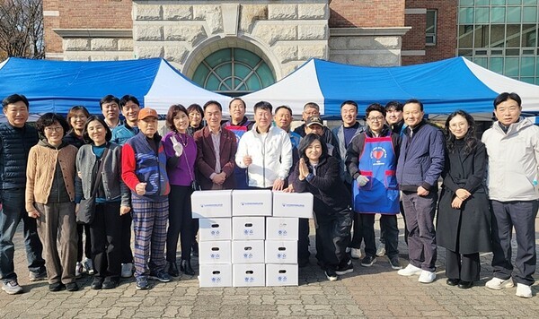 정장선 평택시장과 함께한 한미어린이문화교류협회 봉사자들 모습.(사진=서인호 기자)