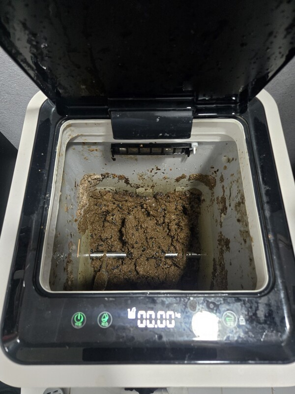 ▲일주일 가량 어떠한 음식물도 투입하지 않았는데도 제습기능이 작동되지 않아 젖어 있는 미생물의 모습. 