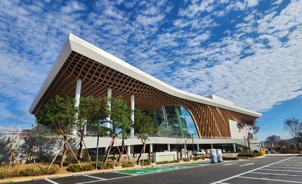 평택시 최대 공연장인 평택아트센터 외경.（사진＝평택시 제공）